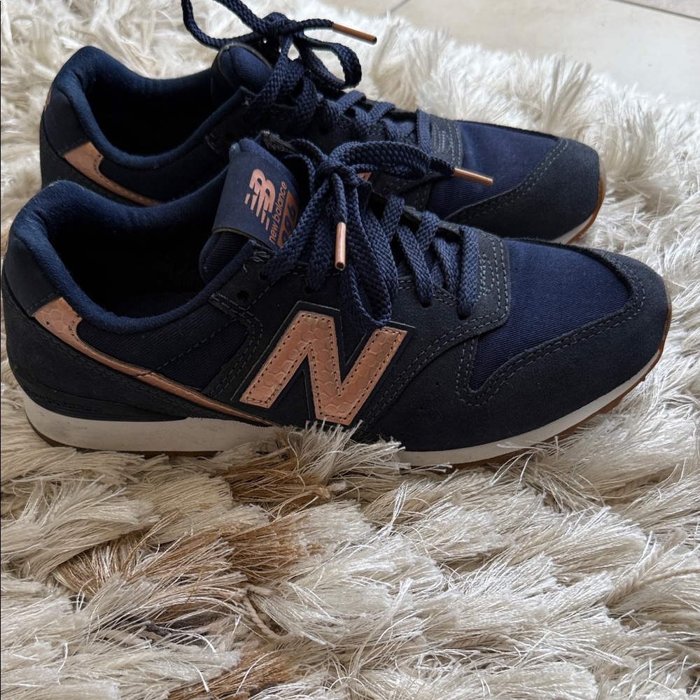New Balance Women 996 Navy with Rose Gold ‘ N’ Sneakers